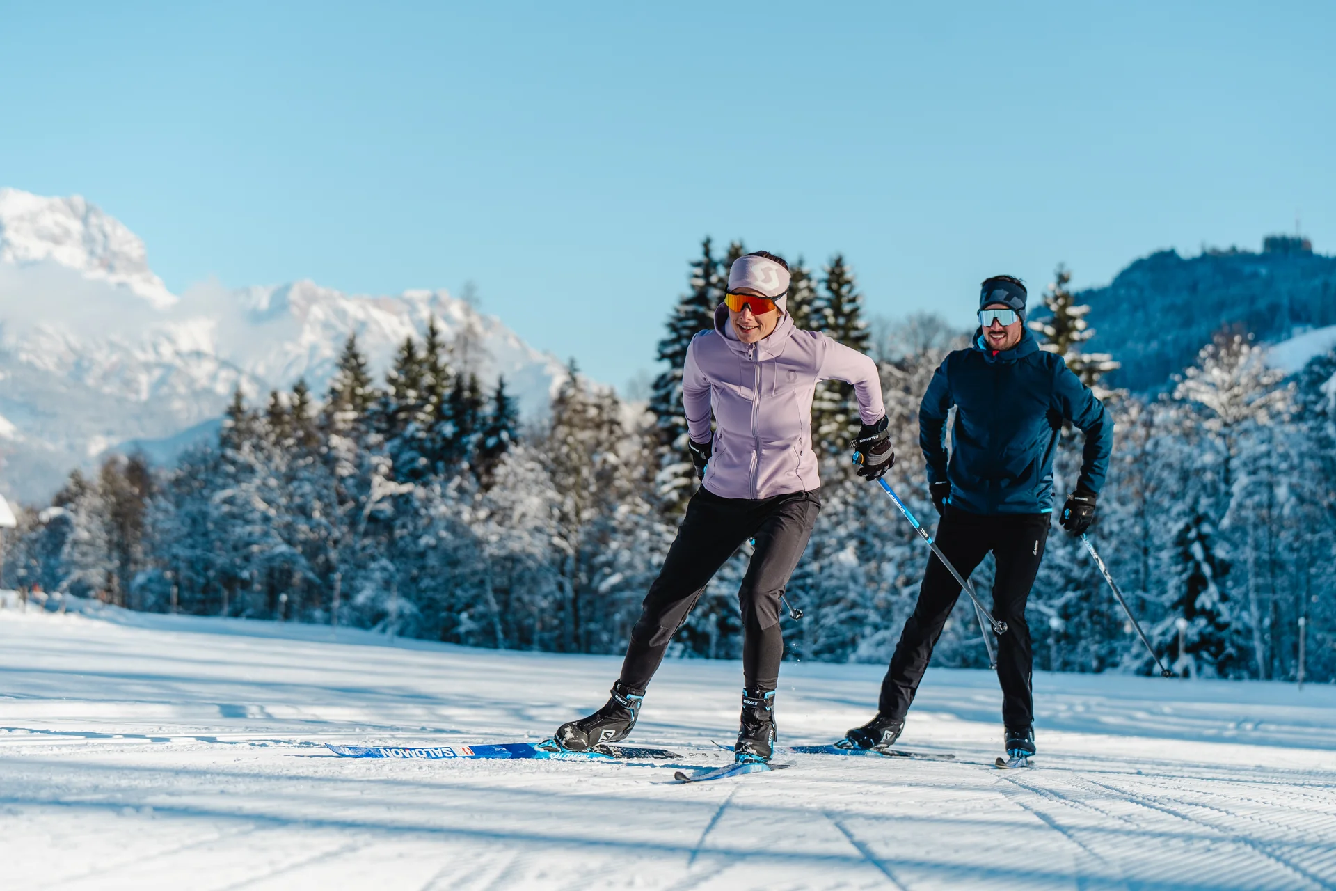 Langläufer-Paar auf Skating-Loipe vor Steinberge-Panorama