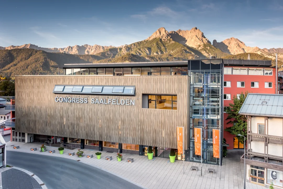 Congress Saalfelden Außenansicht mit Steinberge-Panorama