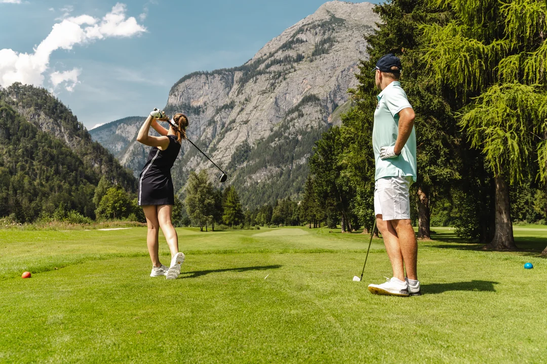 Twee golfers bij de afslag op Golfclub Gut Brandlhof voor het Steinernes Meer