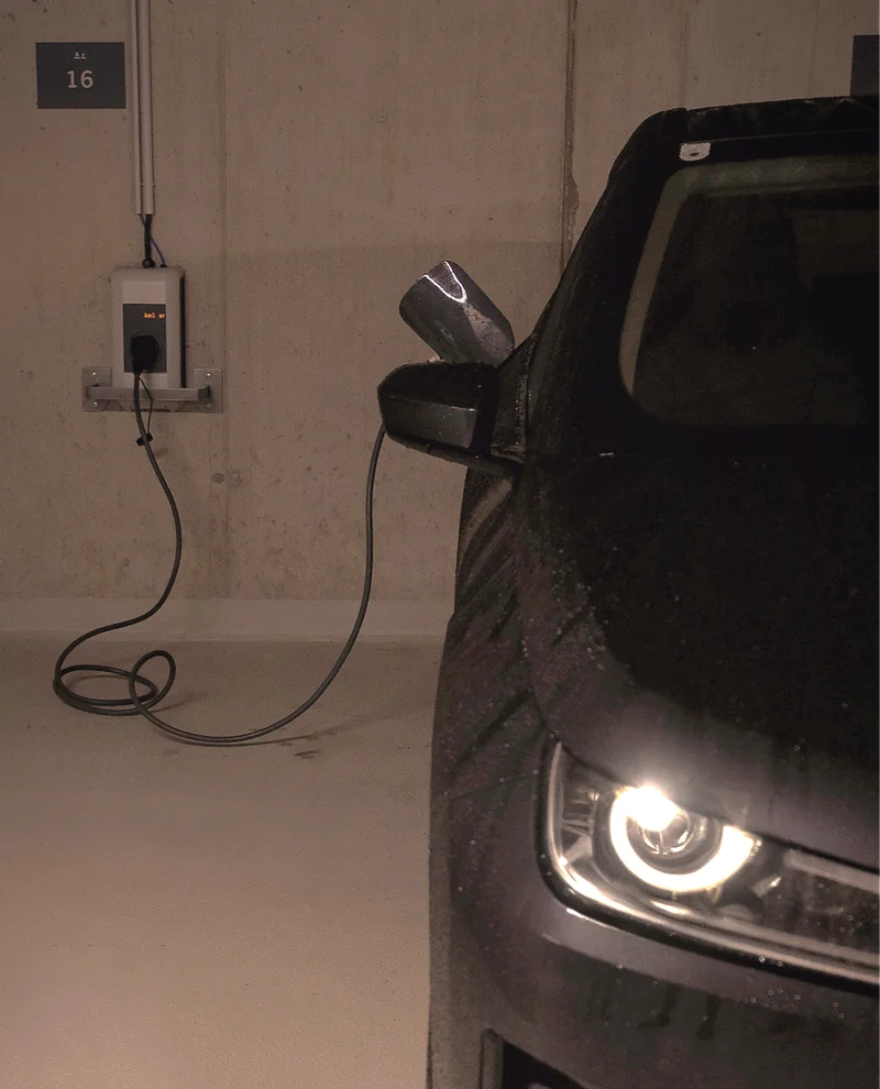 Borne de recharge wallbox dans le parking souterrain