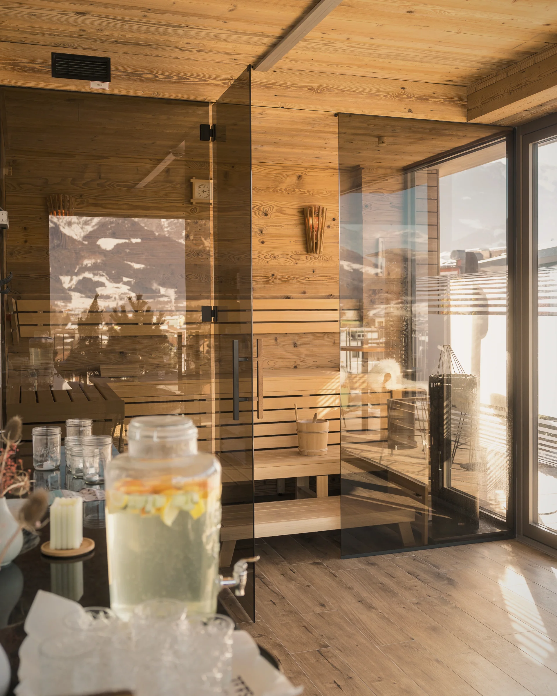 Sauna panoramique avec façade vitrée et vue montagne au DAS SAAL