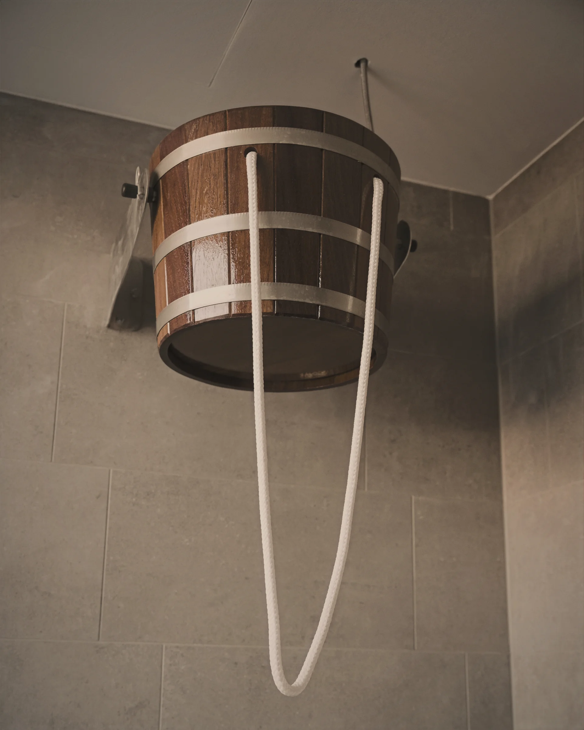 Douche à affusion avec seau en bois dans l'espace sauna