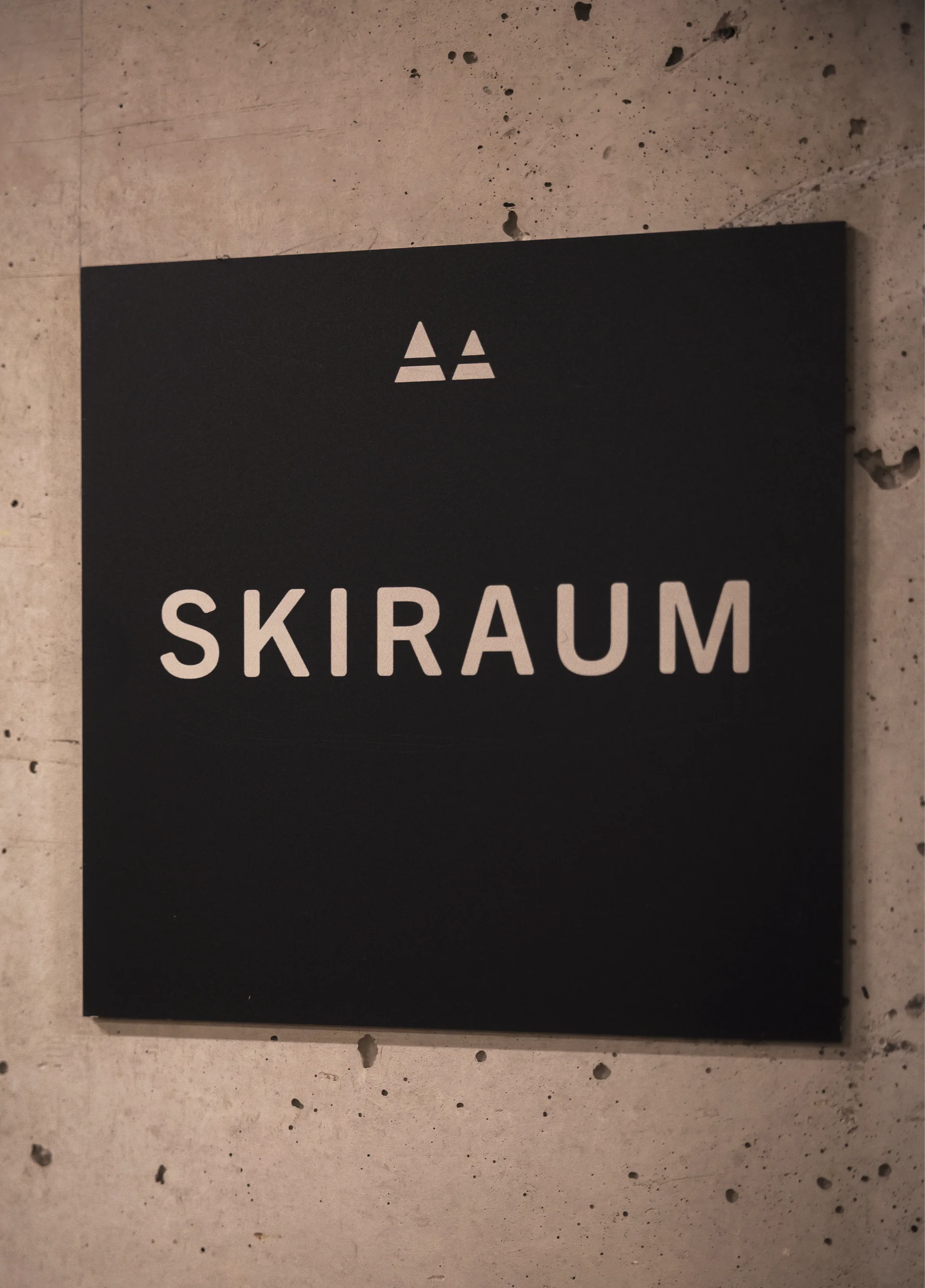 Local à skis au DAS SAAL avec rangements et logo