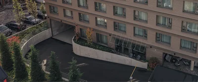 Tiefgarageneinfahrt des Hotels von oben betrachtet