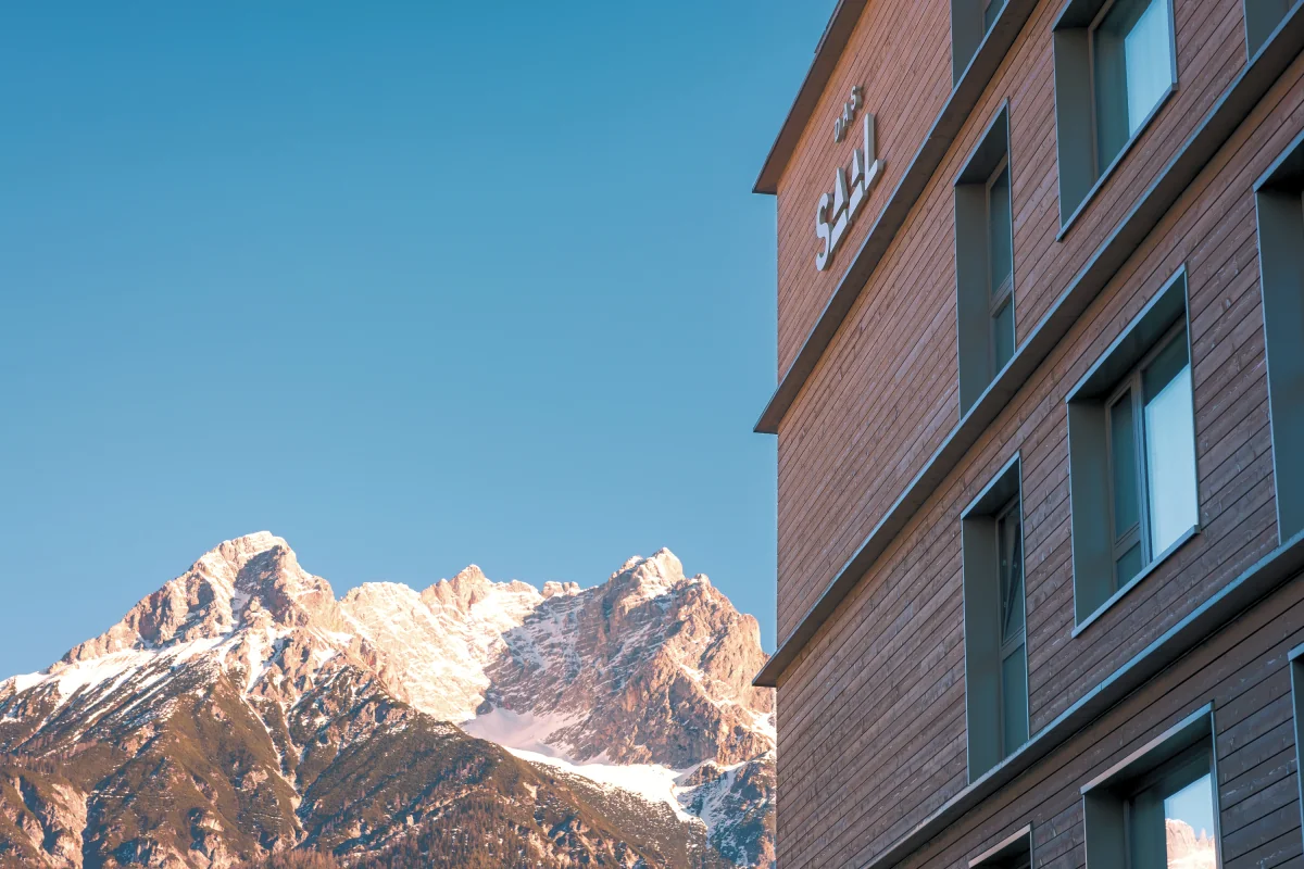 Hotel DAS SAAL Gebaeude mit Holzfassade vor dem Steinernen Meer