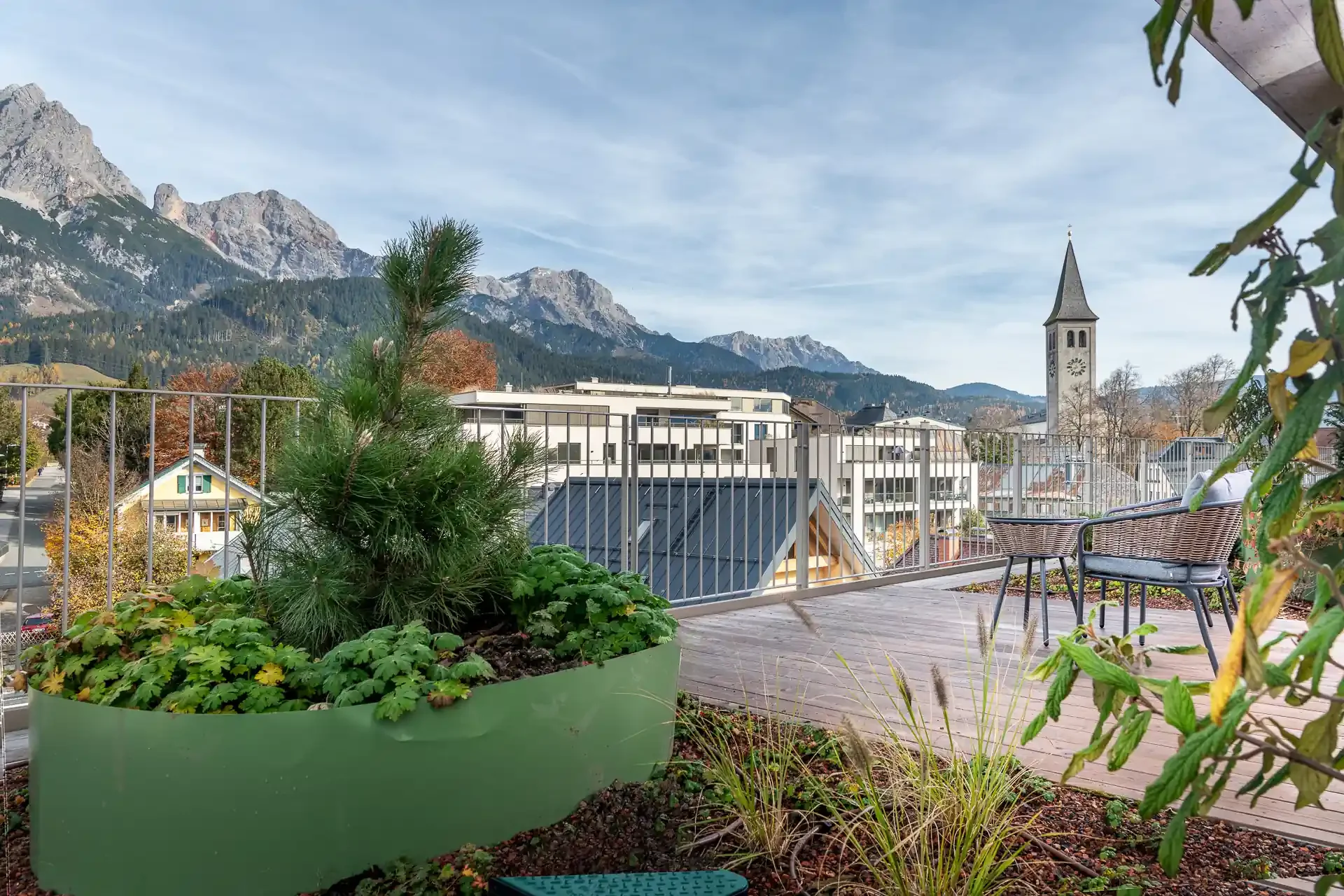Terrasse sur le toit du DAS SAAL avec coin salon et panorama montagneux