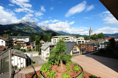 Weitlaeufige Dachterrasse im Sommer mit Blick auf das Steinerne Meer