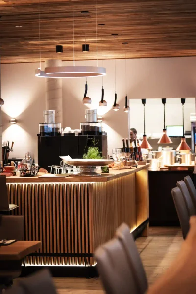 Elegante Hotelbar mit Holzverkleidung und moderner Beleuchtung