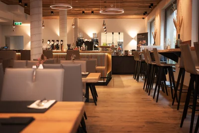 Restaurant mit Bar-Bereich und hohen Barhockern