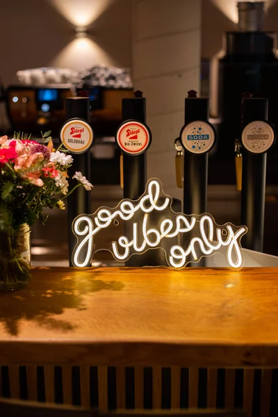 Bar mit good vibes only Neon-Schild und Stiegl-Zapfhähnen