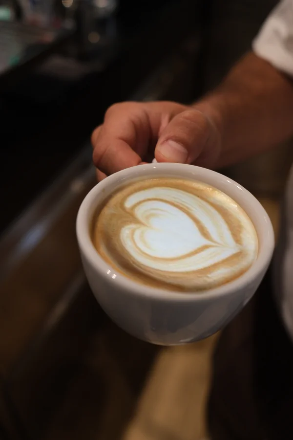 Barista préparant un cappuccino avec latte art