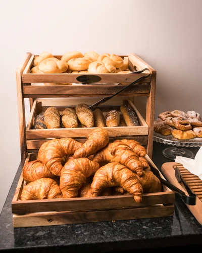 Brot-Auswahl mit Croissants am Frühstücksbuffet