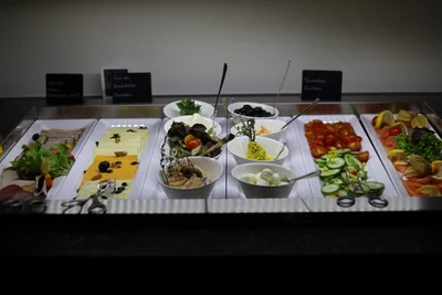 Frühstücksbuffet mit Käse, Lachs, Gemüse und Oliven