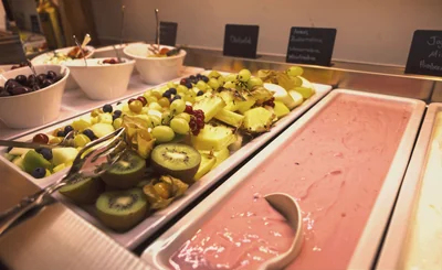 Frühstücksbuffet mit Obstsalat, Kiwi und Erdbeer-Joghurt