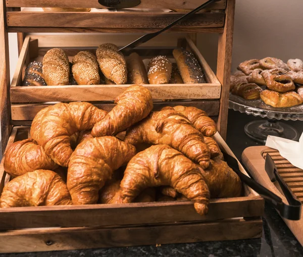 Viennoiseries fraîches sur une étagère