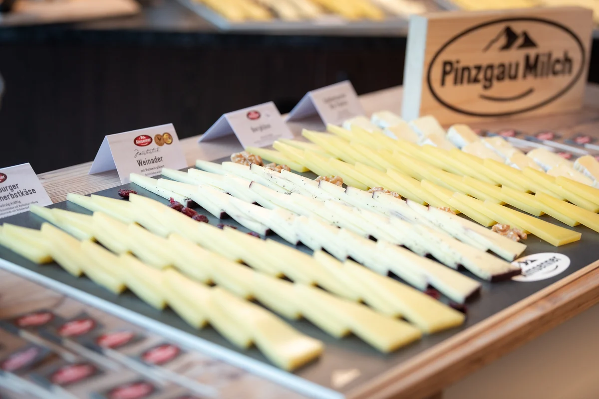 Regionaler Käse von Pinzgau Milch am Frühstücksbuffet im DAS SAAL