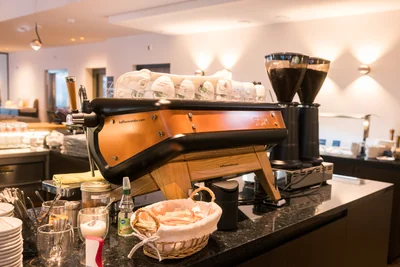 Profi-Kaffeemaschine in Kupfer-Optik mit Mühle am Frühstücksbuffet