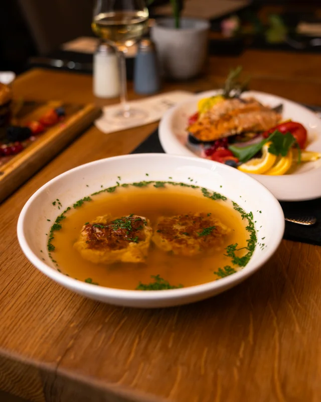 Sopa de albóndigas de queso