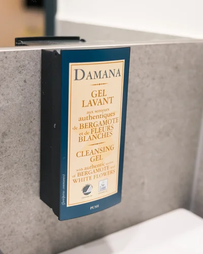 DAMANA Pflegeprodukte-Spender mit Waschgel in Bergamotte und weißen Blüten