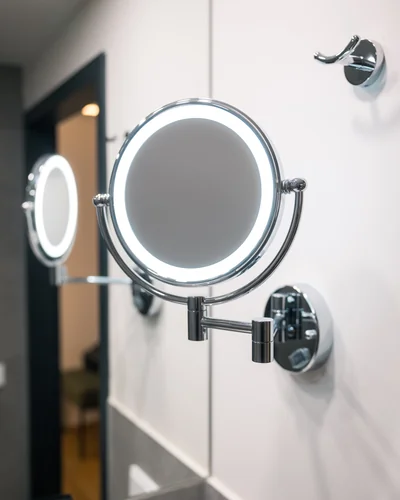 Beleuchteter Kosmetikspiegel mit LED-Ring an der Badezimmerwand montiert