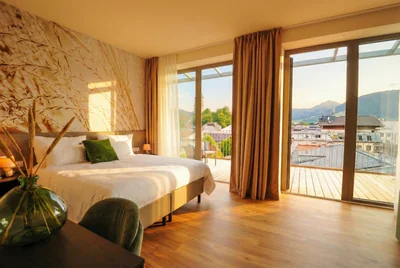 Executive Suite mit Balkon und Bergblick im Sommer