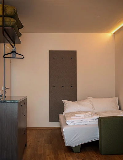 Separater Kinderschlafbereich der Family Suite mit Einzelbett und praktischer Garderobe