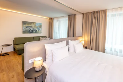 Family Suite Schlafbereich mit Doppelbett, Oldtimer-Gemälde und LED-Deckenbeleuchtung