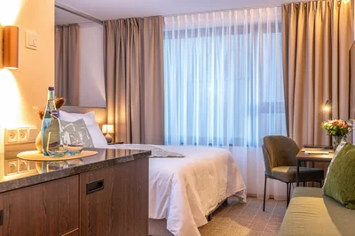 Family Suite mit Minibar-Bereich, Schlafbereich und warmer Ambientebeleuchtung