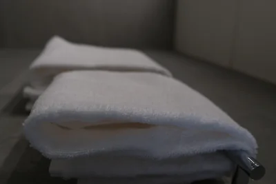 Sorgfältig gefaltete weiße Handtücher auf dem Badezimmer-Handtuchhalter