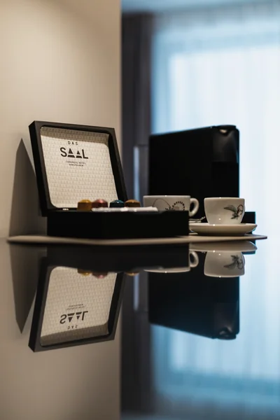 Das Saal Kaffee-Set mit Nespresso-Kapseln und eleganter Porzellantasse mit Vogelmotiv