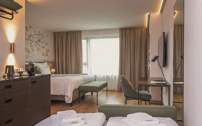 Junior Suite mit Doppelbett, Sitzbank und Arbeitsbereich