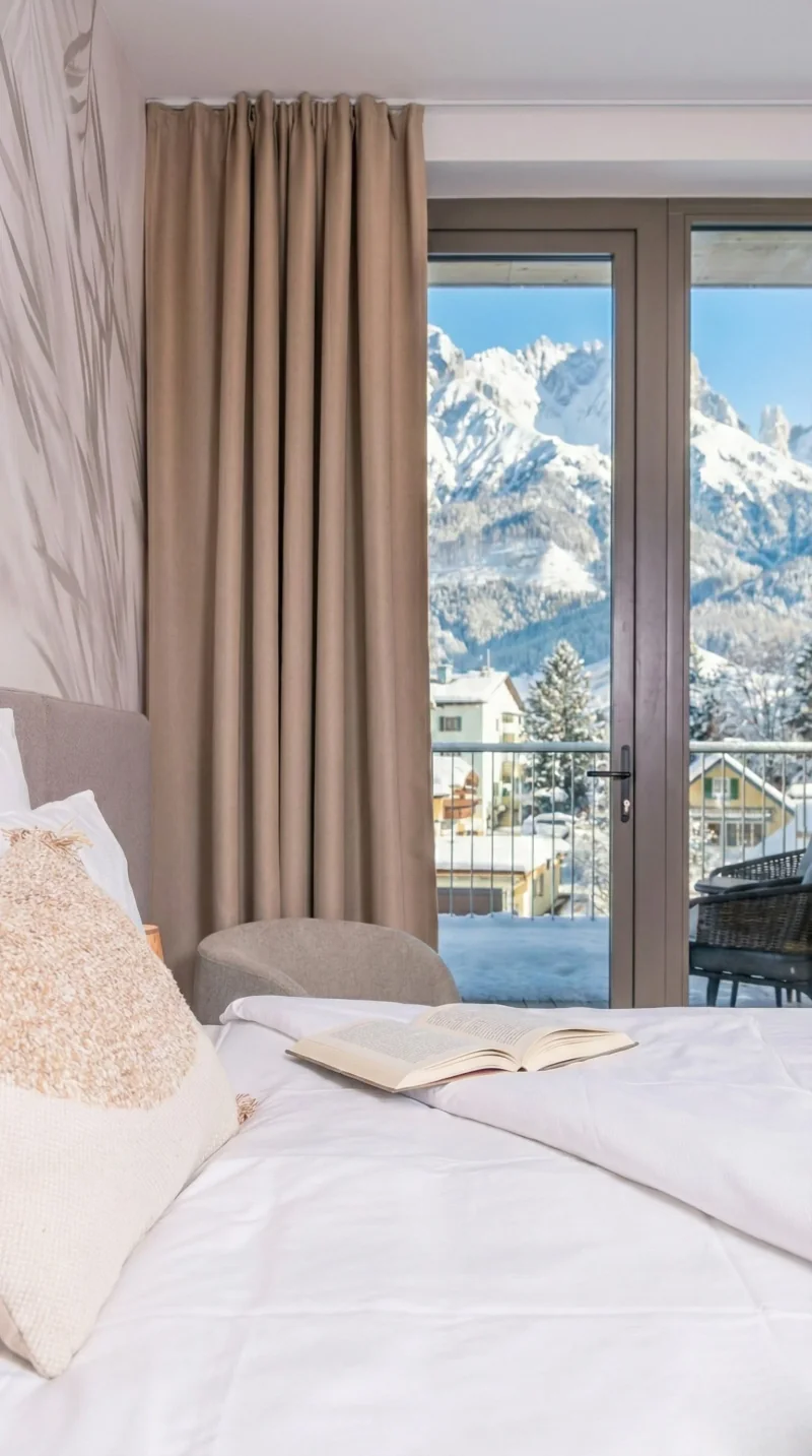 酒店客房配翻开的书和冬季山景(竖版)