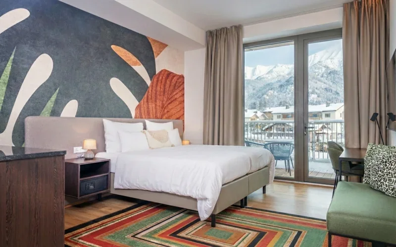 Premium Suite mit kunstvoller Wandgestaltung und winterlichem Balkonblick