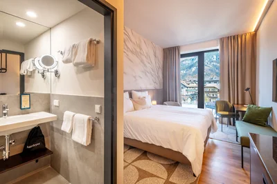 Kombi-Ansicht: Badezimmer und Schlafzimmer mit Feder-Tapete und Steinberge-Blick