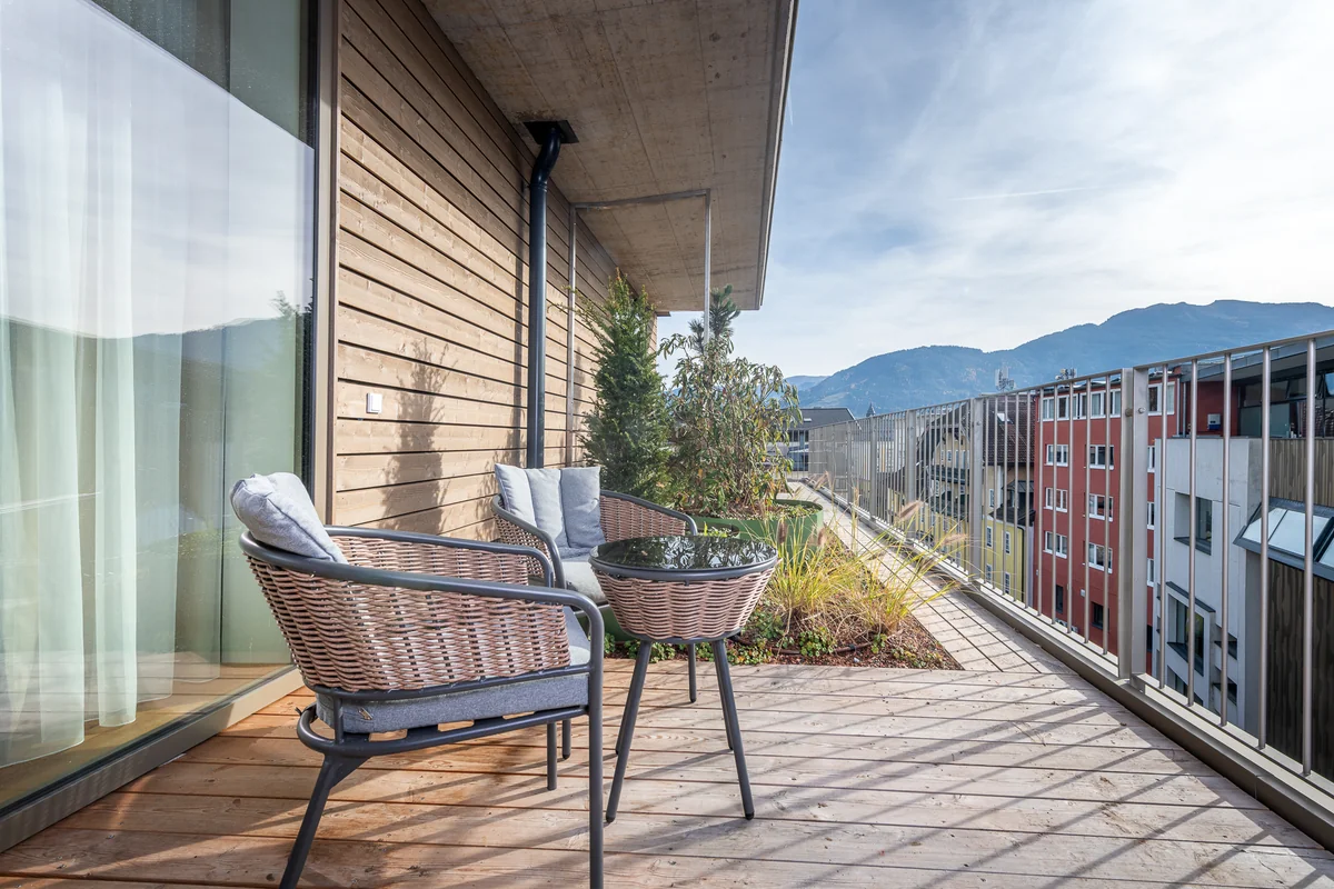 Premium Suite Balkon Rattan Holzfassade