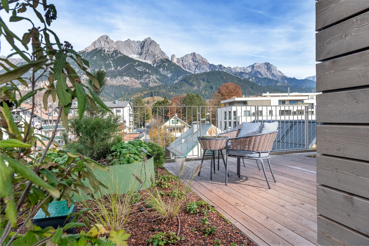 Terrasse sur le toit de la Suite Premium avec mobilier en rotin et vue sur le Steinernes Meer