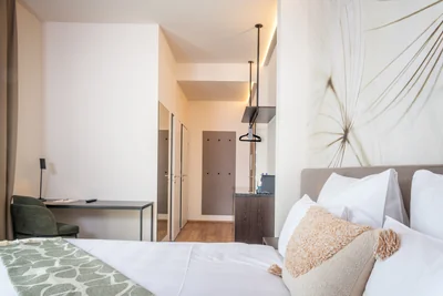 Premium Suite Schlafzimmer mit Pusteblumen-Motiv und Schreibtisch