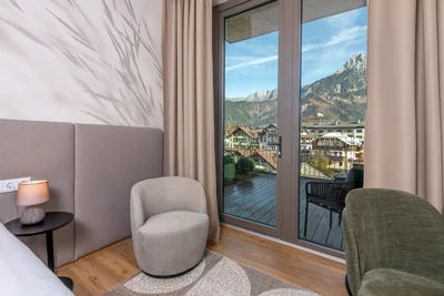 Premium Suite Sitzecke mit Gräser-Tapete und Steinberge-Blick