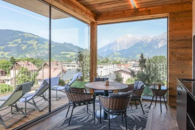 Sauna-Ruhebereich mit Terrasse und Panorama-Bergblick im Sommer