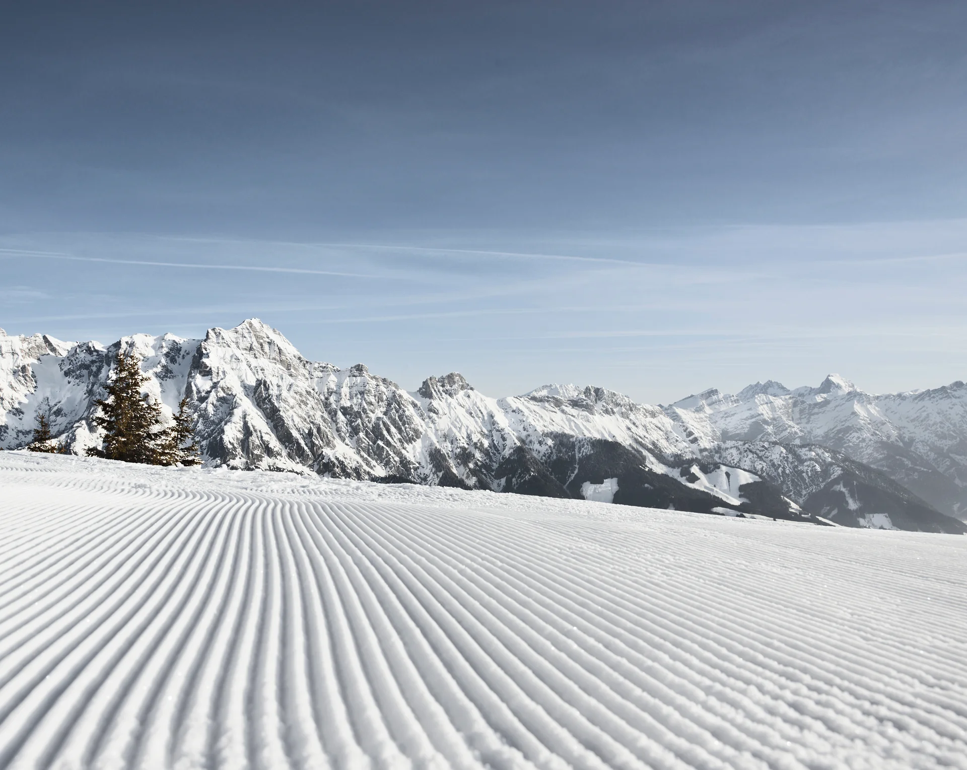 Präparierte Piste mit Steinberge-Panorama im Winter