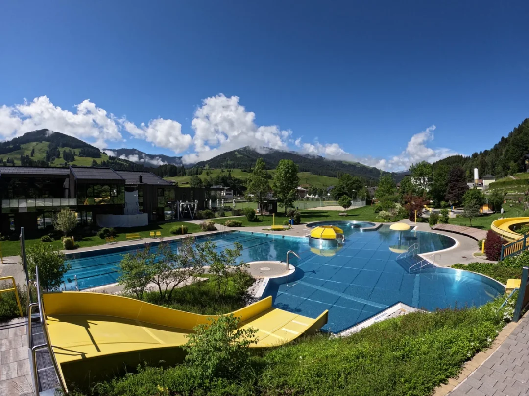 Tobogán de 70 m. Canal de aguas bravas. Vistas.