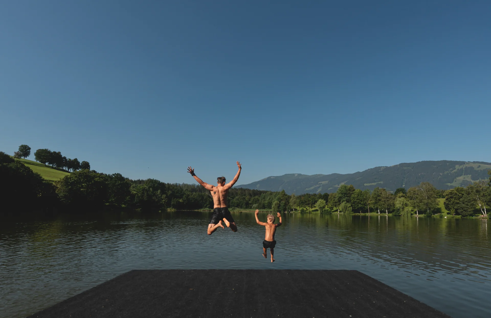 Ritzensee bei Saalfelden mit Kindern am Naturbadestrand