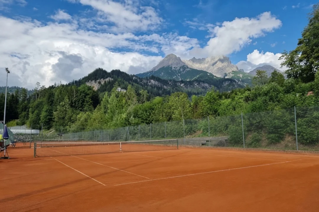 Gravel-tennisbaan bij ESV ASKÖ Tennis Saalfelden met uitzicht op het Steinernes Meer